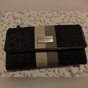 TH LARGE ZIP-AROUND WALLET
